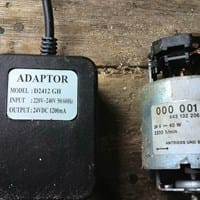 Este transformador de 220v. A 24v podría alimentar dos motores como este?