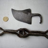 Especie de cuchillo y argollas antiguos ¿Que son, para que se utilizaban y su posible antigüedad?