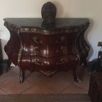 Tengo aparador antiguo, quien me lo entregó, me dijo que era del siglo XIX, Bombé contra Bombé, ¿Será original y cuanto costará?