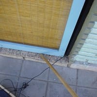Puerta mosquitero de pino vence y toca el piso