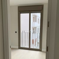 ¿Qué combinación de cristales debe llevar una ventana para evitar ruidos de voces de la calle?