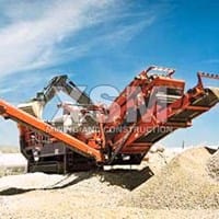¿Almacenaje de tierra y piedras en solar de casco urbano?
