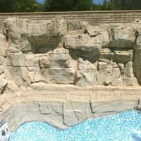 ¿Hay productos para restaurar la piedra artificial de una piscina?