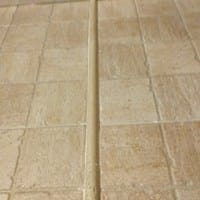 Como poner un espejo en una pared con cenefa en relieve