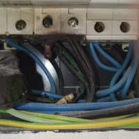 Termo que estropea dos enchufes