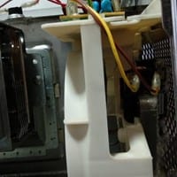 Microondas calienta y gira, pero se empaña el reloj y se para