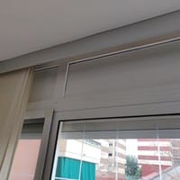 Acceder a persiana en cerramiento de aluminio.