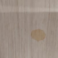 Manchas en suelo laminado, ¿Alguna idea de que son?.