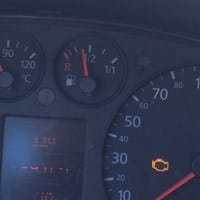 Que le pasa indicador de gasolina desajustado?