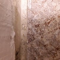 Cortar baldosas de gres para que no se rompan, envío esta foto del zócalo para que se pueda apreciar lo mal que queda.