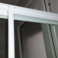¿Cómo colocar tornillo? De mampara corredera de ducha?