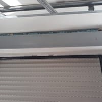 ¿Cómo se remata una ventana por el interior, con yeso o tapajuntas?