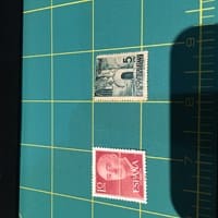 Valor sello Franco 1955 10 cts color burdeos y ayuntamiento Barcelona 1978 5 cts.