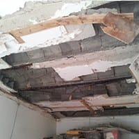 Techo desplomado. Con vigas oxidadas