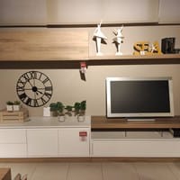 ¿Está este mueble de salón sujeto a la pared?