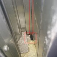 ¿El marco externo de la ventana lleva aislante?